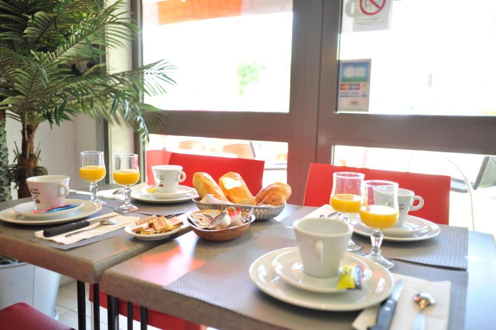 Alp'Hotel Voreppe Zewnętrze zdjęcie